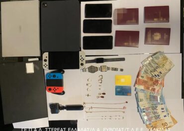 Συνελήφθησαν  -3- ημεδαποί, οι οποίοι χθες μεσημβρινές ώρες, διέπραξαν μία κλοπή και μία απόπειρα κλοπής από σταθμευμένα οχήματα
