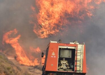 Σε εξέλιξη η μεγάλη πυρκαγιά στην Πάρο