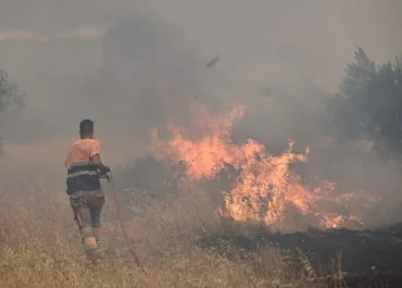 Πυρκαγιά σε περιοχή με χαμηλή βλάστηση στην Περιφερειακή Αιγάλεω