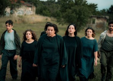 «ΑΗ ΛΑΟΣ» Ένα σκηνικό ρέκβιεμ για την ήττα ενός λαού | ΠΑΝΕΛΛΑΔΙΚΗ ΠΕΡΙΟΔΕΙΑ | το έργο του Δημήτρη Λάγιου, του Μιχάλη Μπουρμπούλη και της Σωτηρίας Μπέλλου συναντά τις «Τρωάδες» του Ευριπίδη