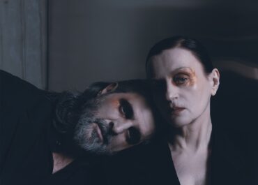Πρώτες φωτογραφίες από τον ΜΑΚΜΠΕΘ της Κατερίνας Ευαγγελάτου με Γιώργο Γάλλο & Καρυοφυλλιά Καραμπέτη || Άνοιξε η προπώληση