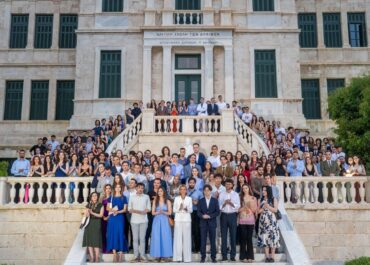 ΑΠΟΝΟΜΗΣ  365 ΥΠΟΤΡΟΦΙΩΝ  ΑΠΟ ΤΗΝ ΕΝΩΣΗ ΕΛΛΗΝΩΝ ΕΦΟΠΛΙΣΤΩΝ