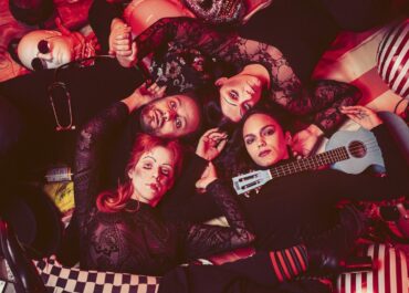 EVELYN EVELYN: Η sold out επιτυχία συνεχίζεται στο θέατρο 104 | Προσφορά εισιτηρίων 13€ έως 30/09 | Πρεμιέρα 27 Οκτωβρίου