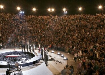 Με διπλό sold out ξεκίνησε η περιοδεία της πολυσυζητημένης Μήδειας. Όρθιοι χειροκρότησαν οι θεατές την αποθεωτική επιστροφή της Καρυφυλλιάς Καραμπέτη στον εμβληματικό ρόλο