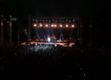 «Πάντα γελαστοί και γελασμένοι» Τα τραγούδια του Θάνου Μικρούτσικου σε μια μαγική συναυλία στο Θέατρο του Λυκαβηττού