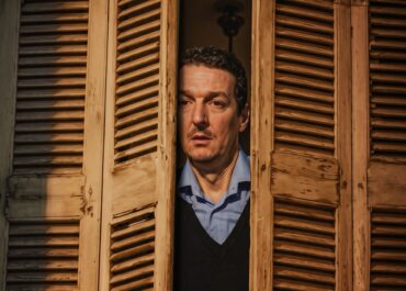 ΣΤΗ ΣΙΩΠΗ  του Δημήτρη Λέντζου  Με τον Πέτρο Αποστολόπουλο  4ος χρόνος – Από Οκτώβριο στο θέατρο ΑΛΚΜΗΝΗ
