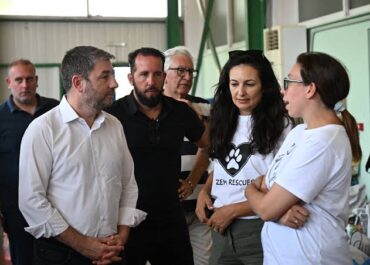 Ο Πρόεδρος του ΠΑΣΟΚ Νίκος Ανδρουλάκης στον σταθμό φιλοξενίας πυρόπληκτων ζώων στα Μέγαρα