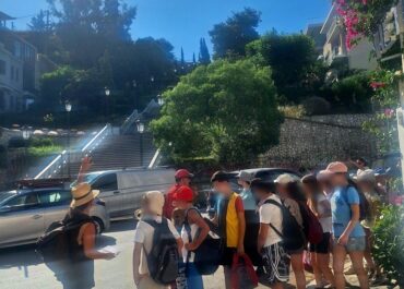 Δήμος Πατρέων : Τα παιδιά των Ημερήσιων Παιδικών Κατασκηνώσεων του Δήμου σε περίπατο γνωριμίας με τις σκάλες και τα σιντριβάνια της πόλης μας