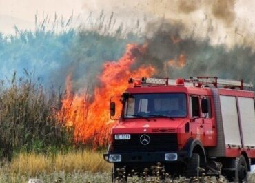 Πυρκαγιά στον Κουβαρά Αττικής. Μήνυμα 112 για απομάκρυνση των κατοίκων