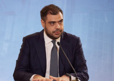 Παύλος Μαρινάκης  :  Πολλές κυβερνήσεις νομοθετούσαν στο γόνατο, παίρνοντας δανεικά από τους πολίτες και τις επόμενες γενιές.