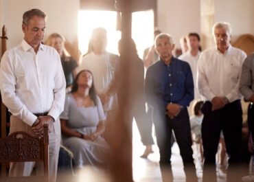 Ο Κυριάκος Μητσοτάκης : Η σκέψη μας σε όσους δίνουν τη μάχη με τις πυρκαγιές