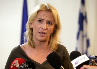 Ρένα Δούρου :  Εύχομαι σε όλες και όλους υγεία, δύναμη και ειρήνη.