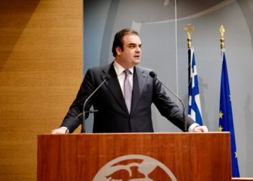 Κυριάκος Πιερρακάκης στο ΕΒΕΑ:  Η στήριξη των επιχειρήσεων είναι σταθερή επιλογή.