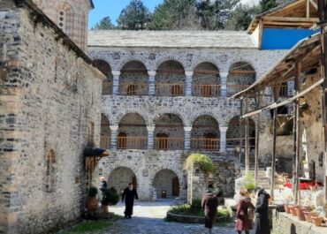 Λ. Μενδώνη: «Η αναστήλωση της δυτικής πτέρυγας της ιστορικής Μονής Αγίου Διονυσίου κοσμεί το πολιτιστικό τοπίο του Ολύμπου»