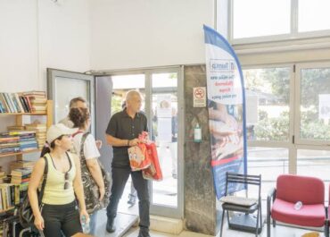 Δήμος Πειραιά  : Ο Δήμαρχος Γιάννης Μώραλης στη συλλογή σχολικών ειδών για παιδιά πολύτεκνων οικογενειών