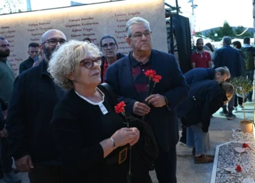 Ο ΓΓ της ΚΕ του ΚΚΕ Δημήτρης Κουτσούμπας στην έκθεση για τους 200 εκτελεσμένους της Καισαριανής στον χώρο του 52ου Φεστιβάλ ΚΝΕ – Οδηγητή