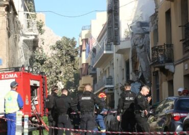 Έκρηξη σε κτίριο στην Πλάκα – Συνεχίζονται οι έρευνες της Πυροσβεστικής