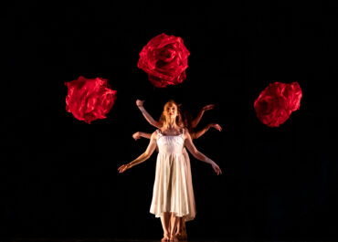 MOMIX: Οι μάγοι του χορού επιστρέφουν, ζωντανεύοντας την Αλίκη στη Χώρα των Θαυμάτων! 8-13/12 Christmas Theater, 16-20/12 Μέγαρο Μουσικής Θεσσαλονίκης