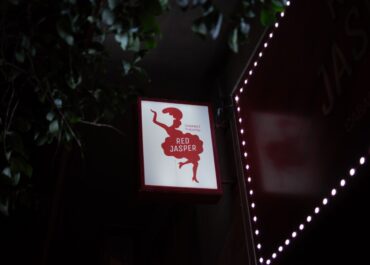 RED JASPER CABARET THEATRE || Ανανεωμένο Ρεπερτόριο για τη σεζόν 2026-2027 & Νέα Καλλιτεχνική Διεύθυνση