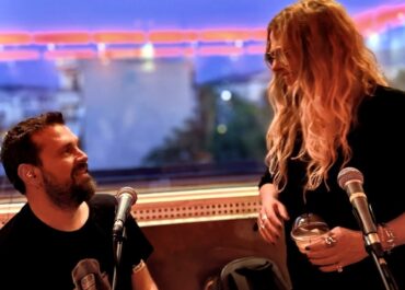 Η Ελένη Τσαλιγοπούλου ερμηνεύει το τραγούδι του Ζακ «Λύκου κραυγή» σε μουσική του Σπύρου Γραμμένου και στίχους της Ελένης Κωστοπούλου