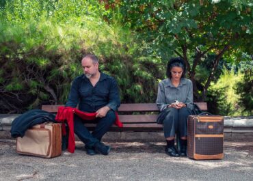 «Εδώ Δεν Πενθούν» της Μένιας Κιοσσέ από την ομάδα «LUMA» σε σκηνοθεσία του Θάνου Καπρέλη στο Θέατρο 104 για περιορισμένο αριθμό παραστάσεων