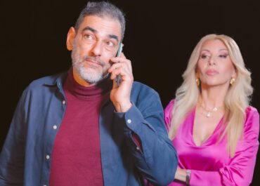 «ΒΡΟΧΗ ΣΤΟ ΤΖΑΜΙ» – Η ΡΟΜΑΝΤΙΚΗ ΚΟΜΕΝΤΙ ΤΟΥ ΘΑΝΟΥ ΤΣΑΜΠΡΑ ΠΟΥ ΚΑΤΕΚΤΗΣΕ ΤΟ ΚΟΙΝΟ ΕΠΙΣΤΡΕΦΕΙ!