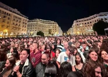 Χιλιάδες κόσμος στη συναυλία αφιερωμένη στον Θάνο Μικρούτσικο στη Θεσσαλονίκη