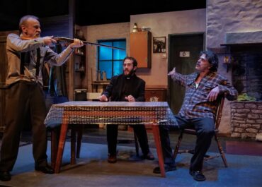 “Η Μοναξιά της Δύσης” του Martin McDonagh από την Ομάδα Νάμα | Σκηνοθεσία: Ελένη Σκότη | Στο θέατρο Επι Κολωνώ | Οι παραστάσεις ξεκίνησαν