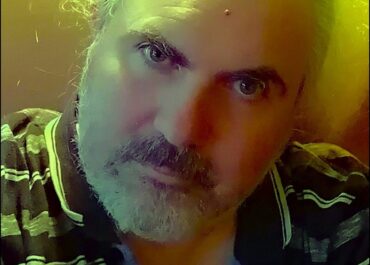 Συνέντευξη με τον θεατρικό συγγραφέα Ανδρέα Φλουράκη: “Επιτυχία είναι να μπορεί ένα έργο να παράγει νόημα”