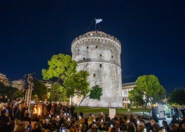 Ο Λευκός Πύργος φωτίζει την ιστορική ταυτότητα της Θεσσαλονίκης – Απόδοση του νέου φωτισμού του μνημείου